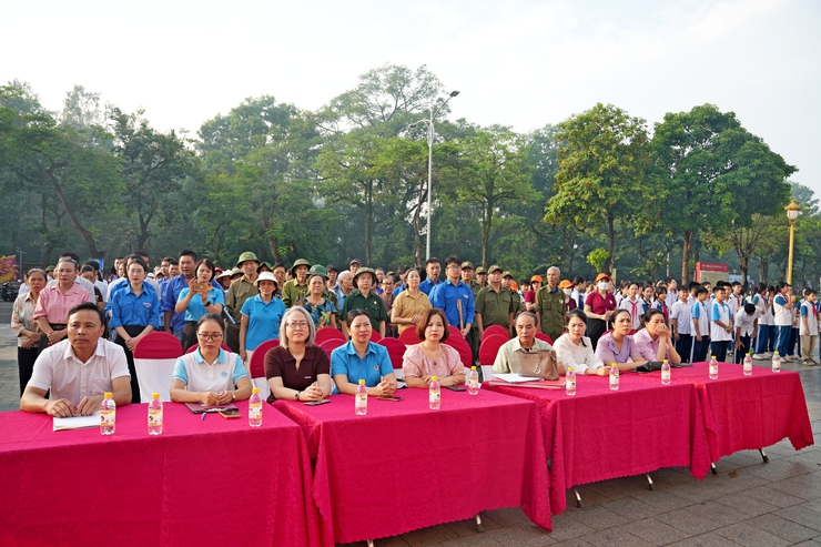 PHƯỜNG SƠN TÂY PHÁT ĐỘNG PHONG TRÀO THI ĐUA BẢO VỆ MÔI TRƯỜNG, TRAO QUÀ AN SINH XÃ HỘI VÀ RA QUÂN VỆ SINH ĐÔ THỊ- Ảnh 4.