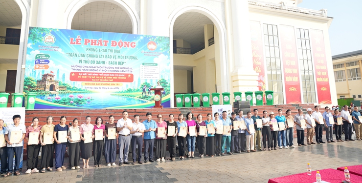 PHƯỜNG SƠN TÂY PHÁT ĐỘNG PHONG TRÀO THI ĐUA BẢO VỆ MÔI TRƯỜNG, TRAO QUÀ AN SINH XÃ HỘI VÀ RA QUÂN VỆ SINH ĐÔ THỊ- Ảnh 7.