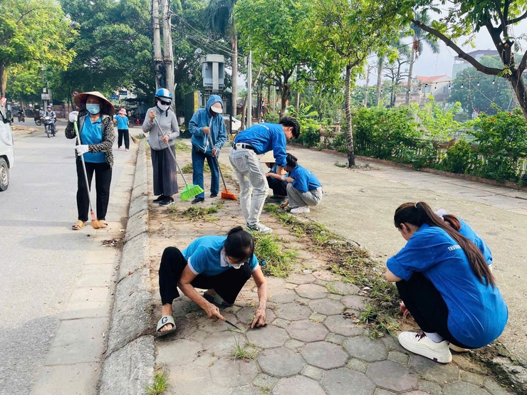 Phường Tây Tựu ra quân hưởng ứng phong trào thi đua “Toàn dân chung tay bảo vệ môi trường, vì Thủ đô xanh, sạch, đẹp”- Ảnh 4.