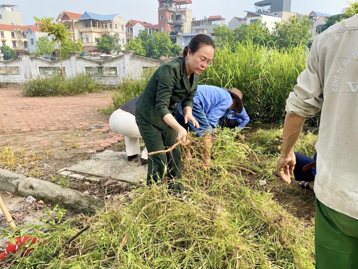 Phường Tây Tựu ra quân hưởng ứng phong trào thi đua “Toàn dân chung tay bảo vệ môi trường, vì Thủ đô xanh, sạch, đẹp”- Ảnh 3.
