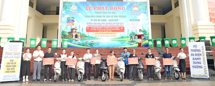 PHƯỜNG SƠN TÂY PHÁT ĐỘNG PHONG TRÀO THI ĐUA BẢO VỆ MÔI TRƯỜNG, TRAO QUÀ AN SINH XÃ HỘI VÀ RA QUÂN VỆ SINH ĐÔ THỊ- Ảnh 8.