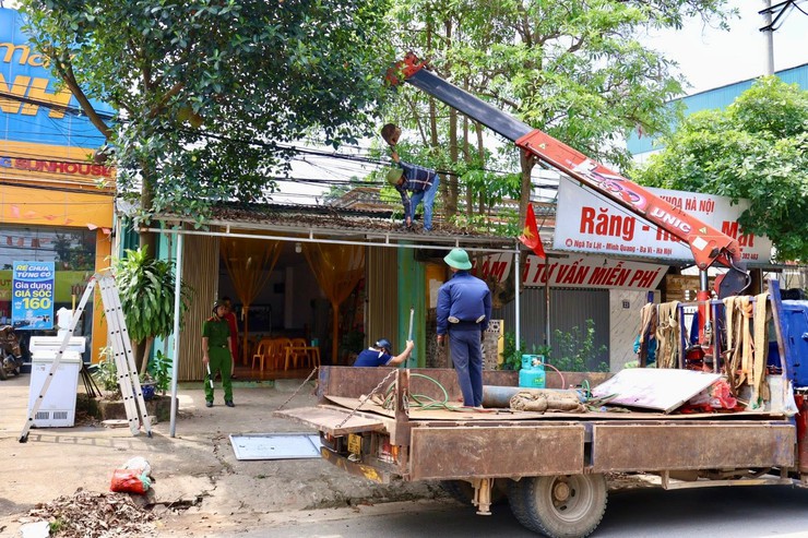 XÃ BA VÌ, TP HÀ NỘI: RA QUÂN XỬ LÝ VI PHẠM TRẬT TỰ AN TOÀN GIAO THÔNG, TRẬT TỰ ĐÔ THỊ- Ảnh 2.