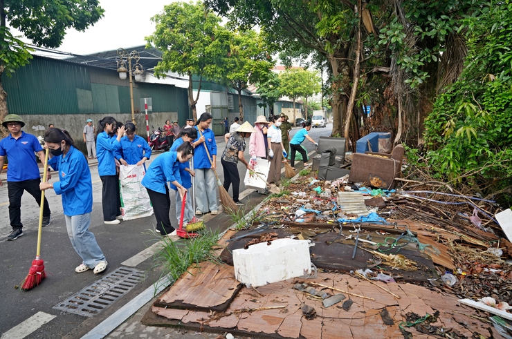 PHƯỜNG SƠN TÂY PHÁT ĐỘNG PHONG TRÀO THI ĐUA BẢO VỆ MÔI TRƯỜNG, TRAO QUÀ AN SINH XÃ HỘI VÀ RA QUÂN VỆ SINH ĐÔ THỊ- Ảnh 6.