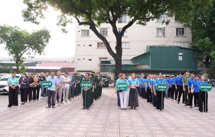 Xã Bát Tràng ra quân hưởng ứng phong trào thi đua "Toàn dân chung tay bảo vệ môi trường vì Thủ đô Xanh - Sạch - Đẹp"- Ảnh 1.