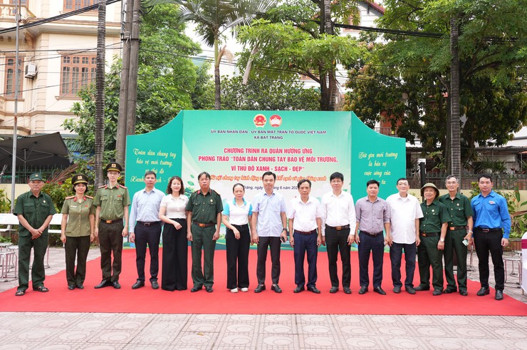 Xã Bát Tràng ra quân hưởng ứng phong trào thi đua "Toàn dân chung tay bảo vệ môi trường vì Thủ đô Xanh - Sạch - Đẹp"- Ảnh 3.
