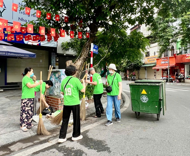 Phường Hai Bà Trưng đồng loạt ra quân tổng vệ sinh môi trường hưởng ứng phong trào thi đua “Toàn dân chung tay bảo vệ môi trường, vì Thủ đô xanh - sạch - đẹp” nhân ngày môi trường thế giới năm 2026- Ảnh 2. Phường Hai Bà Trưng đồng loạt ra quân tổng vệ sinh môi trường hưởng ứng phong trào thi đua “Toàn dân chung tay bảo vệ môi trường, vì Thủ đô xanh - sạch - đẹp” nhân ngày môi trường thế giới năm 2026- Ảnh 2.