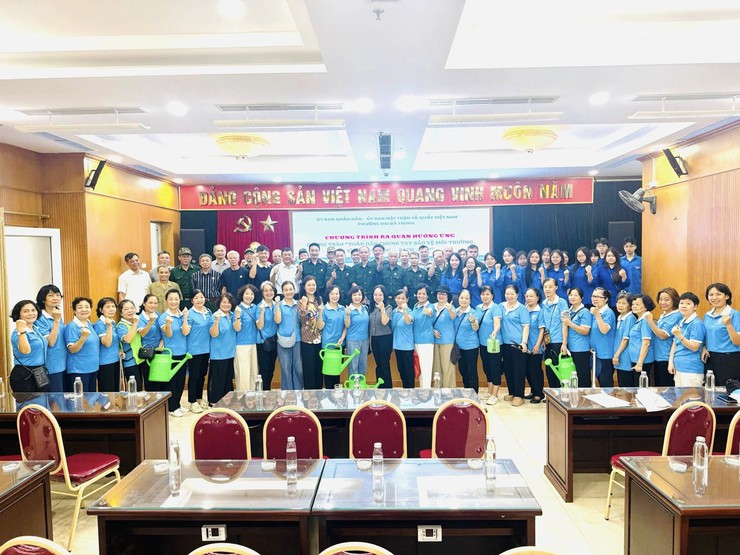 Phường Hai Bà Trưng đồng loạt ra quân tổng vệ sinh môi trường hưởng ứng phong trào thi đua “Toàn dân chung tay bảo vệ môi trường, vì Thủ đô xanh - sạch - đẹp” nhân ngày môi trường thế giới năm 2026- Ảnh 3. Phường Hai Bà Trưng đồng loạt ra quân tổng vệ sinh môi trường hưởng ứng phong trào thi đua “Toàn dân chung tay bảo vệ môi trường, vì Thủ đô xanh - sạch - đẹp” nhân ngày môi trường thế giới năm 2026- Ảnh 3.