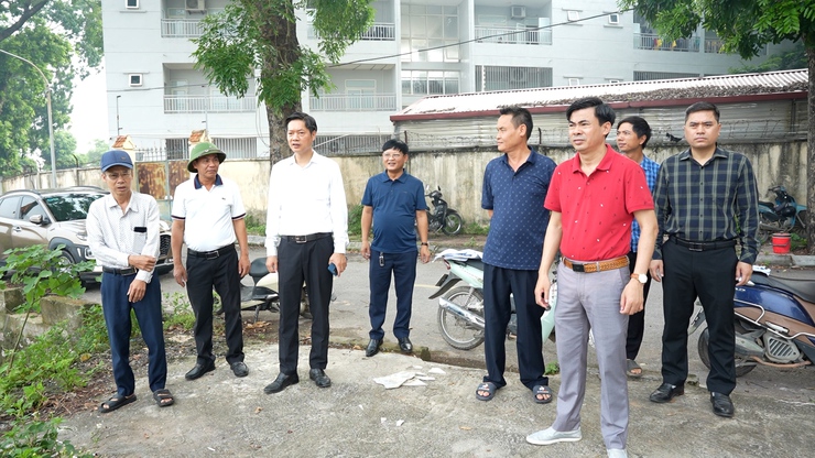 Đồng chí Bí thư Đảng uỷ đi kiểm tra, đôn đốc tiến độ triển khai, thi công một số dự án đầu tư công trọng điểm trên địa bàn xã- Ảnh 1.