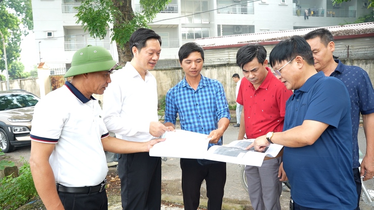 Đồng chí Bí thư Đảng uỷ đi kiểm tra, đôn đốc tiến độ triển khai, thi công một số dự án đầu tư công trọng điểm trên địa bàn xã- Ảnh 4.