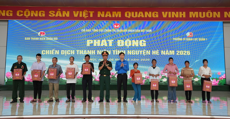 5 HỘ GIA ĐÌNH CÓ HOÀN CẢNH KHÓ KHĂN CỦA PHƯỜNG SƠN TÂY ĐƯỢC NHẬN QUÀ TẠI LỄ PHÁT ĐỘNG CHIẾN DỊCH THANH NIÊN TÌNH NGUYỆN HÈ NĂM 2026- Ảnh 1.