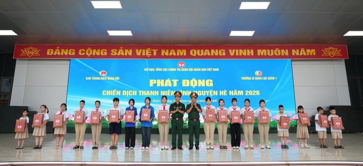 5 HỘ GIA ĐÌNH CÓ HOÀN CẢNH KHÓ KHĂN CỦA PHƯỜNG SƠN TÂY ĐƯỢC NHẬN QUÀ TẠI LỄ PHÁT ĐỘNG CHIẾN DỊCH THANH NIÊN TÌNH NGUYỆN HÈ NĂM 2026- Ảnh 2.