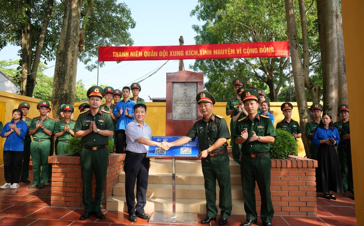 5 HỘ GIA ĐÌNH CÓ HOÀN CẢNH KHÓ KHĂN CỦA PHƯỜNG SƠN TÂY ĐƯỢC NHẬN QUÀ TẠI LỄ PHÁT ĐỘNG CHIẾN DỊCH THANH NIÊN TÌNH NGUYỆN HÈ NĂM 2026- Ảnh 3.