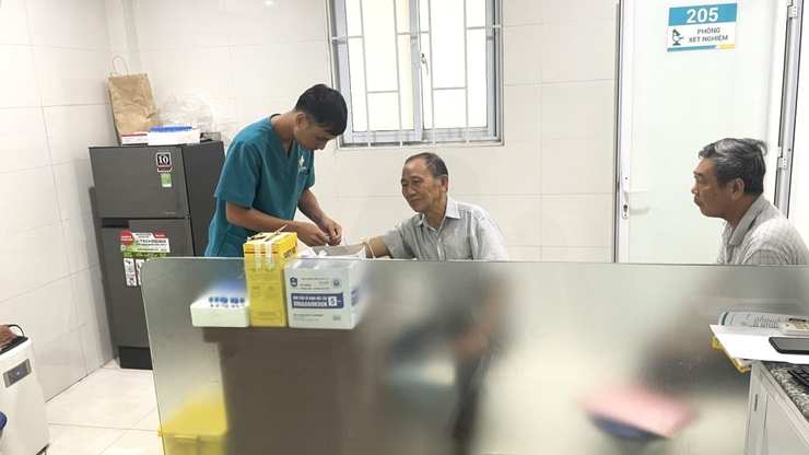 Hội Cựu chiến binh phường Long Biên phối hợp tổ chức khám sức khỏe, tư vấn y tế miễn phí cho 50 cán bộ Hội- Ảnh 2.