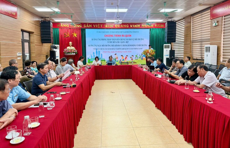 Phường Vĩnh Tuy ra quân hưởng ứng phong trào bảo vệ môi trường- Ảnh 1.