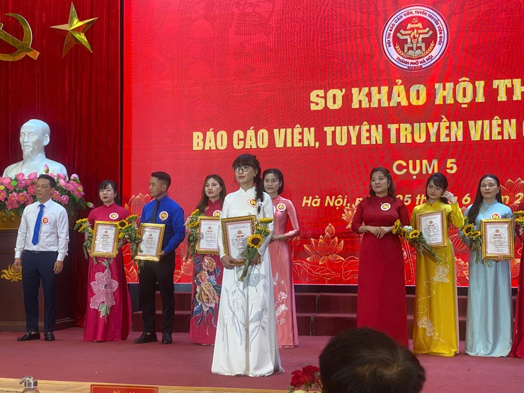 Báo cáo viên xã Vĩnh Thanh đạt Giải Ba tại sơ khảo Hội thi Báo cáo viên, Tuyên truyền viên giỏi thành phố Hà Nội năm 2026, Cụm thi số 5- Ảnh 2.