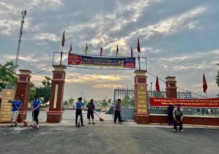 Xã Vĩnh Thanh ra quân hưởng ứng phong trào "Toàn dân chung tay bảo vệ môi trường vì Thủ đô xanh - sạch - đẹp"- Ảnh 8.