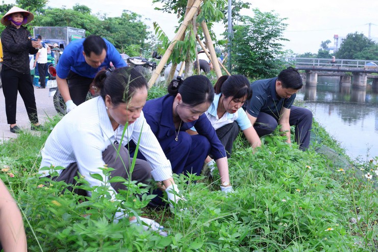 MTTQ XÃ VÂN ĐÌNH RA QUÂN HƯỞNG ỨNG PHONG TRÀO “TOÀN DÂN CHUNG TAY BẢO VỆ MÔI TRƯỜNG, VÌ THỦ ĐÔ XANH - SẠCH - ĐẸP”- Ảnh 3.
