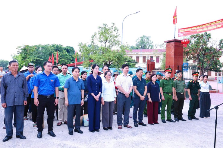 MTTQ XÃ VÂN ĐÌNH RA QUÂN HƯỞNG ỨNG PHONG TRÀO “TOÀN DÂN CHUNG TAY BẢO VỆ MÔI TRƯỜNG, VÌ THỦ ĐÔ XANH - SẠCH - ĐẸP”- Ảnh 1.