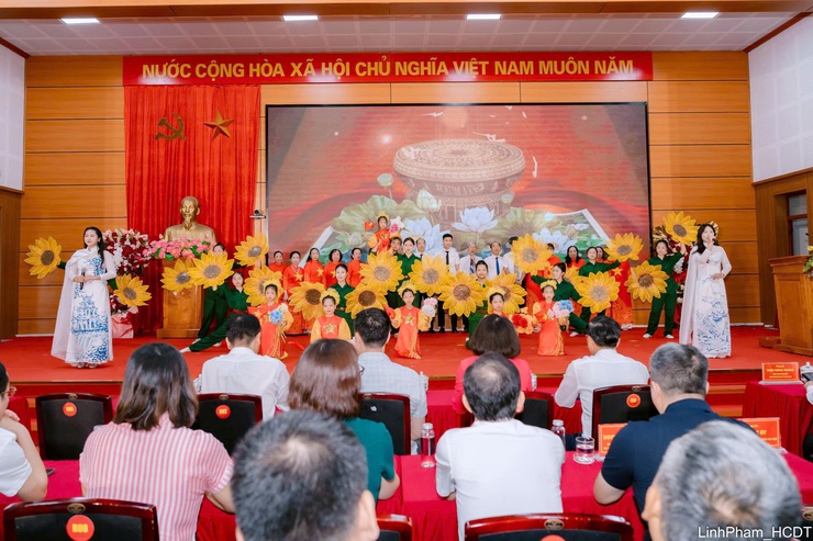 Hà Nội triển khai thí điểm mô hình chăm sóc sức khỏe ban ngày cho người cao tuổi tại phường Long Biên- Ảnh 1.