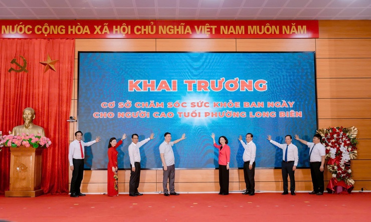 Hà Nội triển khai thí điểm mô hình chăm sóc sức khỏe ban ngày cho người cao tuổi tại phường Long Biên- Ảnh 4.
