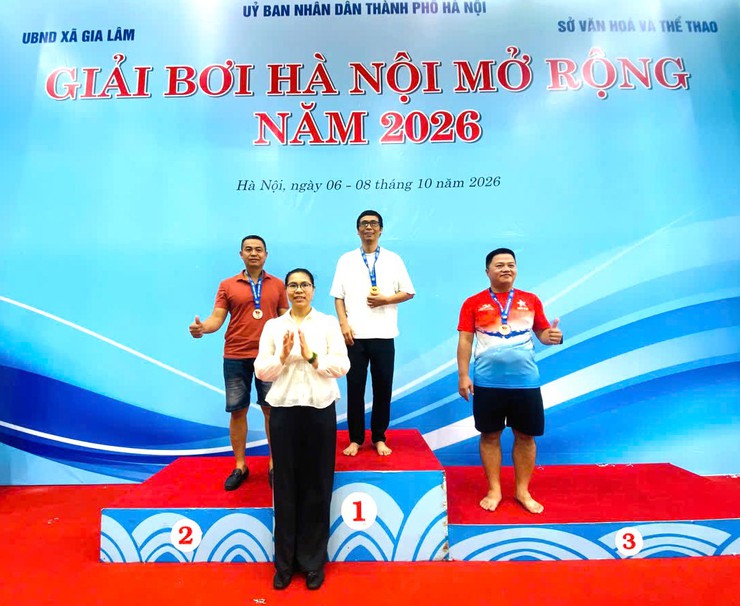 Các vận động viên bơi lội của xã Bát Tràng xuất sắc đạt 01 Huy chương vàng, 05 Huy chương đồng tại giải bơi Thành phố Hà Nội mở rộng năm 2026- Ảnh 1.