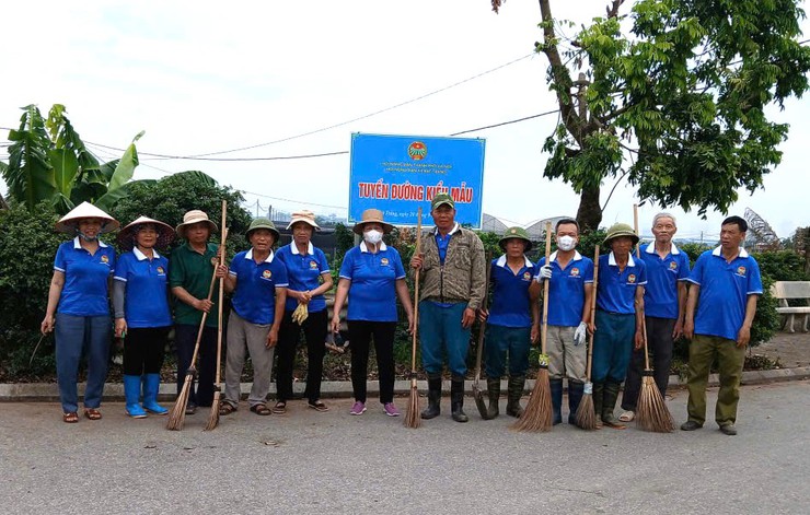 Hội Nông dân xã Bát Tràng tích cực hưởng ứng phong trào "Toàn dân chung tay bảo vệ môi trường vì Thủ đô xanh - sạch - đẹp"- Ảnh 1.