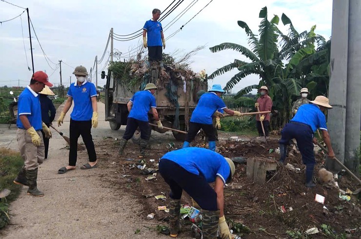 Hội Nông dân xã Bát Tràng tích cực hưởng ứng phong trào "Toàn dân chung tay bảo vệ môi trường vì Thủ đô xanh - sạch - đẹp"- Ảnh 3.