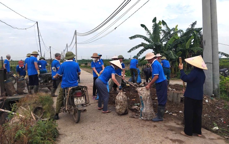 Hội Nông dân xã Bát Tràng tích cực hưởng ứng phong trào "Toàn dân chung tay bảo vệ môi trường vì Thủ đô xanh - sạch - đẹp"- Ảnh 2.