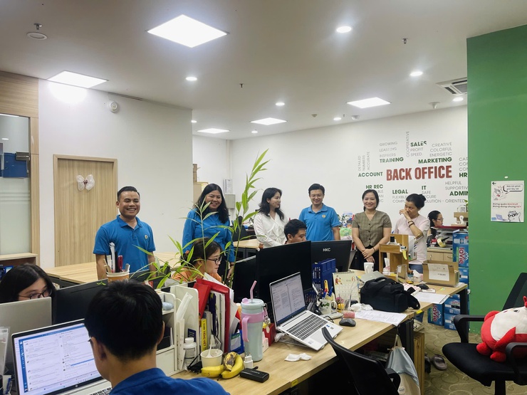 CÔNG ĐOÀN PHƯỜNG CẦU GIẤY TỔ CHỨC THĂM HỎI, TẶNG QUÀ HỖ TRỢ ĐOÀN VIÊN, NGƯỜI LAO ĐỘNG MẮC BỆNH HIỂM NGHÈO QUA CHƯƠNG TRÌNH “NHỮNG MÓN QUÀ TỪ ĐẠI HỘI XIV CÔNG ĐOÀN VIỆT NAM”- Ảnh 1.
