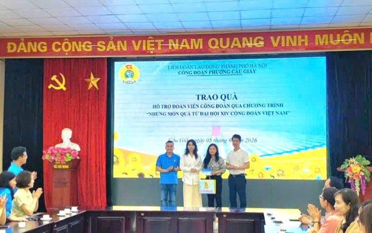 CÔNG ĐOÀN PHƯỜNG CẦU GIẤY TỔ CHỨC THĂM HỎI, TẶNG QUÀ HỖ TRỢ ĐOÀN VIÊN, NGƯỜI LAO ĐỘNG MẮC BỆNH HIỂM NGHÈO QUA CHƯƠNG TRÌNH “NHỮNG MÓN QUÀ TỪ ĐẠI HỘI XIV CÔNG ĐOÀN VIỆT NAM”- Ảnh 2.