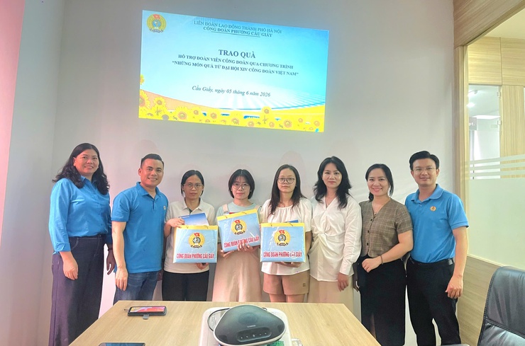 CÔNG ĐOÀN PHƯỜNG CẦU GIẤY TỔ CHỨC THĂM HỎI, TẶNG QUÀ HỖ TRỢ ĐOÀN VIÊN, NGƯỜI LAO ĐỘNG MẮC BỆNH HIỂM NGHÈO QUA CHƯƠNG TRÌNH “NHỮNG MÓN QUÀ TỪ ĐẠI HỘI XIV CÔNG ĐOÀN VIỆT NAM”- Ảnh 3.