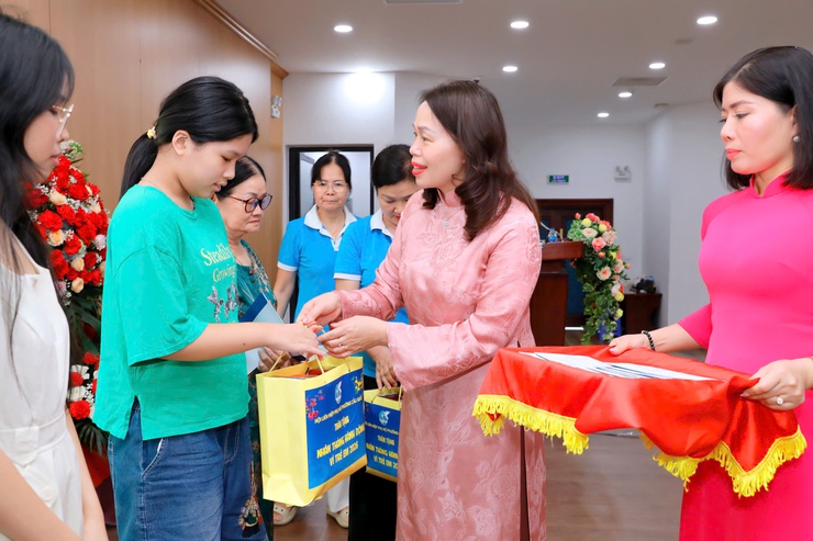 HỘI LIÊN HIỆP PHỤ NỮ - CÔNG ĐOÀN PHƯỜNG PHỐI HỢP TỔ CHỨC CHƯƠNG TRÌNH TẶNG QUÀ CHO TRẺ EM CÓ HOÀN CẢNH KHÓ KHĂN VÀ BIỂU DƯƠNG HỌC SINH TIÊU BIỂU NHÂN THÁNG HÀNH ĐỘNG VÌ TRẺ EM NĂM 2026- Ảnh 1.