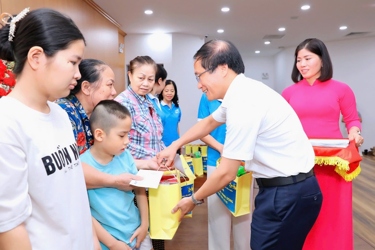 HỘI LIÊN HIỆP PHỤ NỮ - CÔNG ĐOÀN PHƯỜNG PHỐI HỢP TỔ CHỨC CHƯƠNG TRÌNH TẶNG QUÀ CHO TRẺ EM CÓ HOÀN CẢNH KHÓ KHĂN VÀ BIỂU DƯƠNG HỌC SINH TIÊU BIỂU NHÂN THÁNG HÀNH ĐỘNG VÌ TRẺ EM NĂM 2026- Ảnh 3.