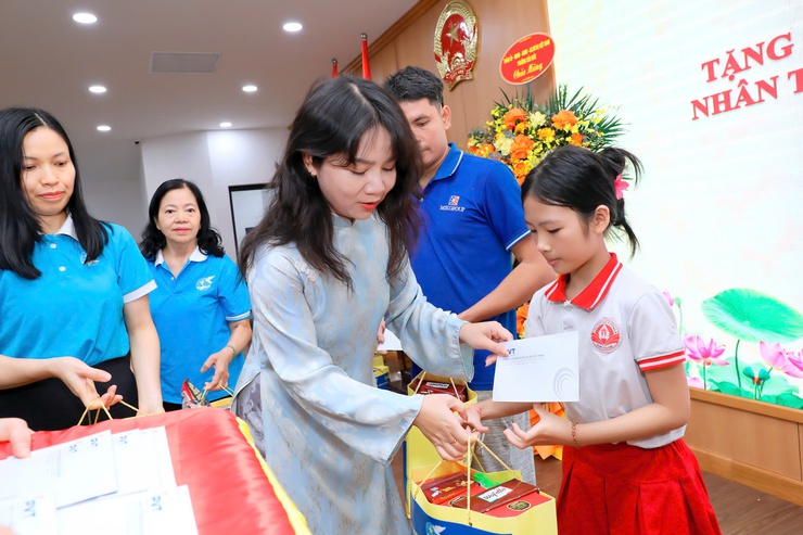 HỘI LIÊN HIỆP PHỤ NỮ - CÔNG ĐOÀN PHƯỜNG PHỐI HỢP TỔ CHỨC CHƯƠNG TRÌNH TẶNG QUÀ CHO TRẺ EM CÓ HOÀN CẢNH KHÓ KHĂN VÀ BIỂU DƯƠNG HỌC SINH TIÊU BIỂU NHÂN THÁNG HÀNH ĐỘNG VÌ TRẺ EM NĂM 2026- Ảnh 5.