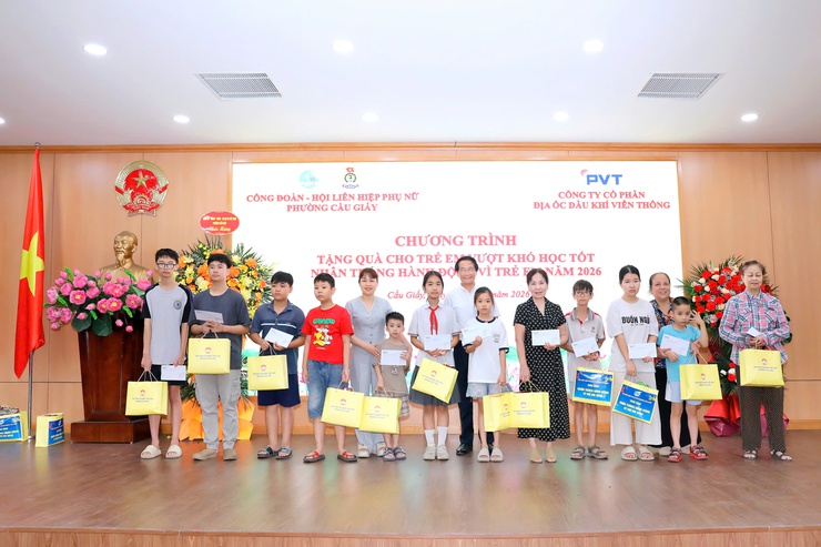 HỘI LIÊN HIỆP PHỤ NỮ - CÔNG ĐOÀN PHƯỜNG PHỐI HỢP TỔ CHỨC CHƯƠNG TRÌNH TẶNG QUÀ CHO TRẺ EM CÓ HOÀN CẢNH KHÓ KHĂN VÀ BIỂU DƯƠNG HỌC SINH TIÊU BIỂU NHÂN THÁNG HÀNH ĐỘNG VÌ TRẺ EM NĂM 2026- Ảnh 4.