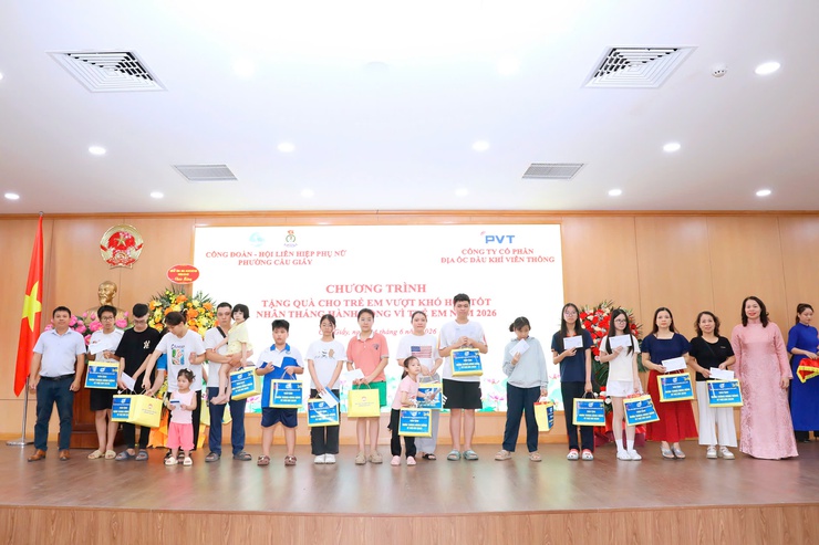HỘI LIÊN HIỆP PHỤ NỮ - CÔNG ĐOÀN PHƯỜNG PHỐI HỢP TỔ CHỨC CHƯƠNG TRÌNH TẶNG QUÀ CHO TRẺ EM CÓ HOÀN CẢNH KHÓ KHĂN VÀ BIỂU DƯƠNG HỌC SINH TIÊU BIỂU NHÂN THÁNG HÀNH ĐỘNG VÌ TRẺ EM NĂM 2026- Ảnh 2.