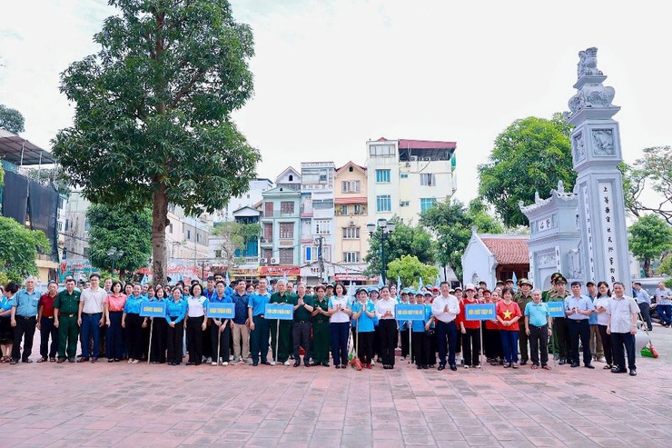 Phường Thanh Xuân phát động phong trào thi đua
“toàn dân chung tay bảo vệ môi trường, vì Thủ đô xanh - sạch - đẹp”- Ảnh 2.