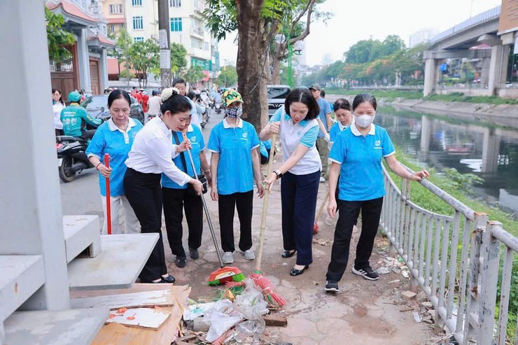 Phường Thanh Xuân phát động phong trào thi đua
“toàn dân chung tay bảo vệ môi trường, vì Thủ đô xanh - sạch - đẹp”- Ảnh 3.