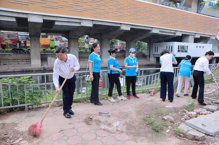 Phường Thanh Xuân phát động phong trào thi đua
“toàn dân chung tay bảo vệ môi trường, vì Thủ đô xanh - sạch - đẹp”- Ảnh 4.