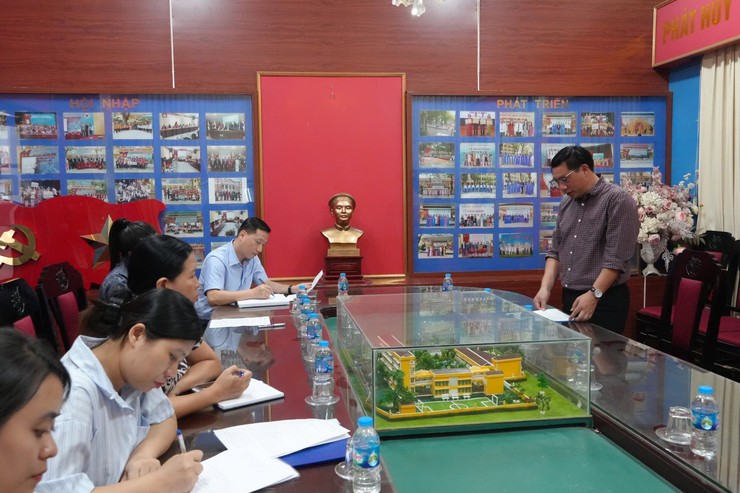 Lãnh đạo phường Phú Diễn kiểm tra điều kiện cơ sở vật chất tổ chức Kỳ thi tốt nghiệp THPT năm 2026 trên địa bàn
- Ảnh 1.