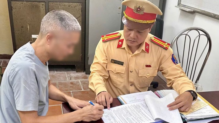Xử phạt tài xế xe tải làm rơi vãi bùn đất ra đường Võ Chí Công khiến người đi xe máy trượt ngã- Ảnh 1.