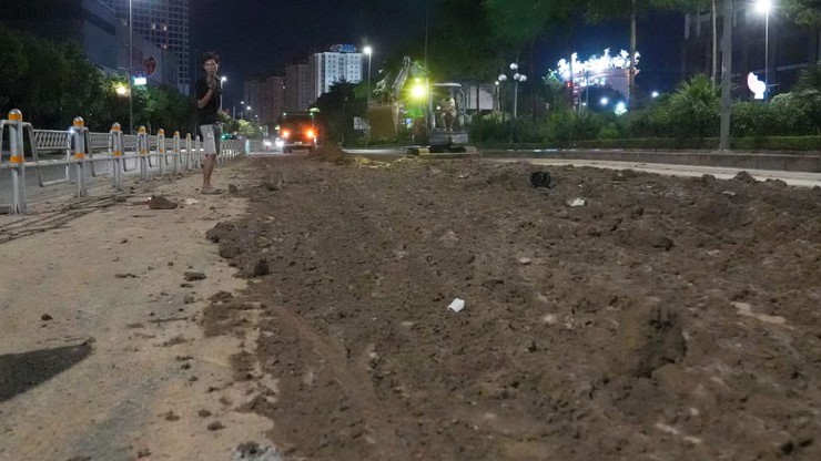 Xử phạt tài xế xe tải làm rơi vãi bùn đất ra đường Võ Chí Công khiến người đi xe máy trượt ngã- Ảnh 2.