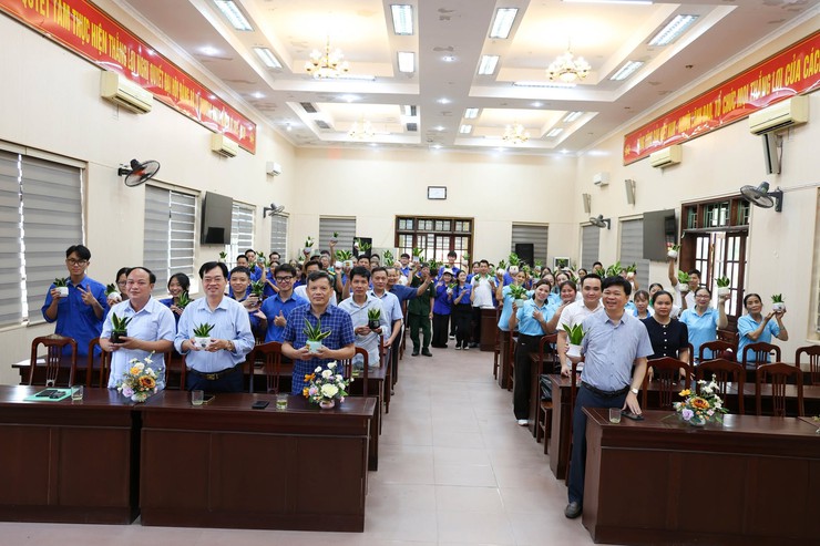 Xã Chương Dương ra quân hưởng ứng phong trào "Toàn dân chung tay bảo vệ môi trường, vì Thủ đô Xanh – Sạch – Đẹp"- Ảnh 2.