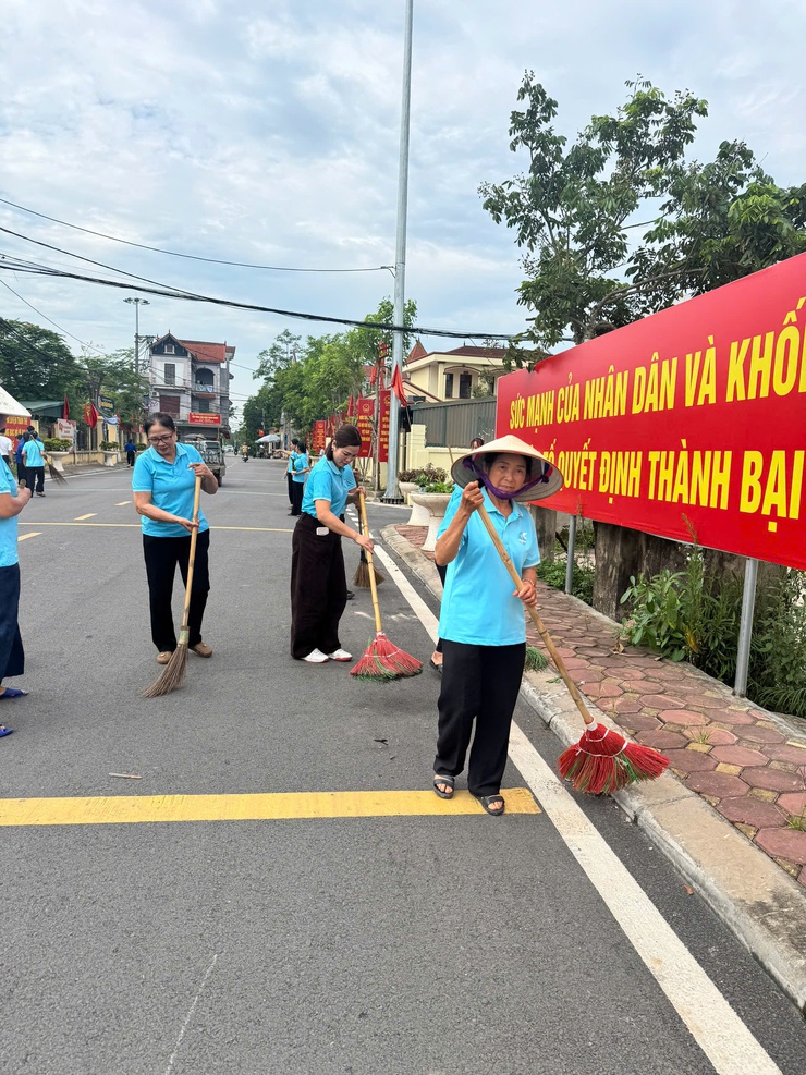 Xã Chương Dương ra quân hưởng ứng phong trào "Toàn dân chung tay bảo vệ môi trường, vì Thủ đô Xanh – Sạch – Đẹp"- Ảnh 3.