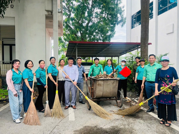 Phường Chương Mỹ ra quân hưởng ứng phong trào thi đua “Toàn dân chung tay bảo vệ môi trường, vì Thủ đô xanh - sạch - đẹp”- Ảnh 6.