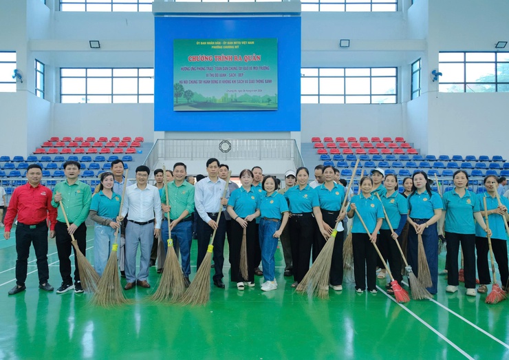 Phường Chương Mỹ ra quân hưởng ứng phong trào thi đua “Toàn dân chung tay bảo vệ môi trường, vì Thủ đô xanh - sạch - đẹp”- Ảnh 7.