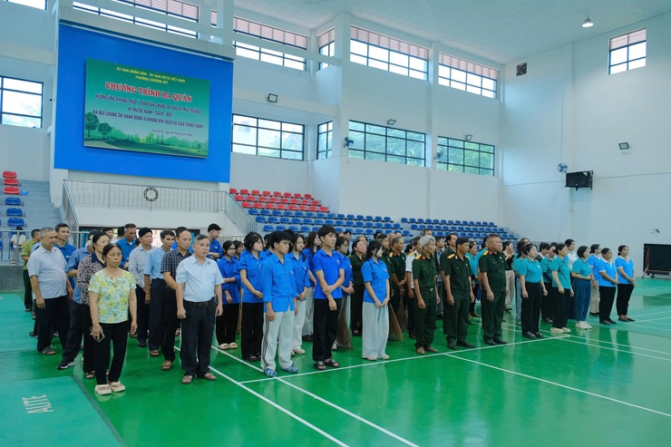 Phường Chương Mỹ ra quân hưởng ứng phong trào thi đua “Toàn dân chung tay bảo vệ môi trường, vì Thủ đô xanh - sạch - đẹp”- Ảnh 4.