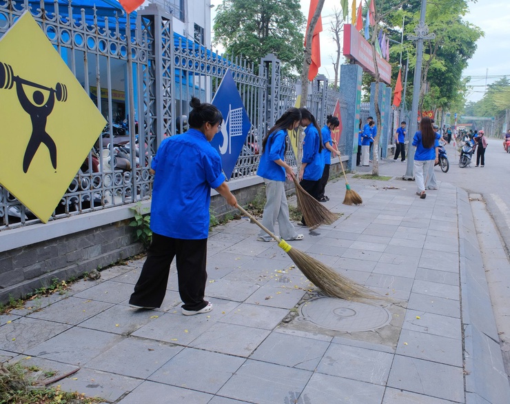 Phường Chương Mỹ ra quân hưởng ứng phong trào thi đua “Toàn dân chung tay bảo vệ môi trường, vì Thủ đô xanh - sạch - đẹp”- Ảnh 9.