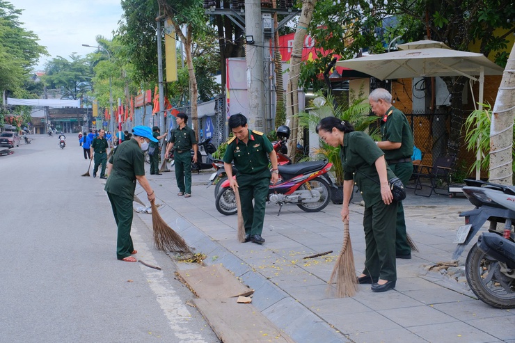 Phường Chương Mỹ ra quân hưởng ứng phong trào thi đua “Toàn dân chung tay bảo vệ môi trường, vì Thủ đô xanh - sạch - đẹp”- Ảnh 10.