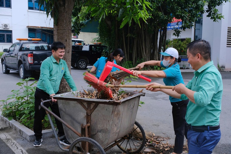Phường Chương Mỹ ra quân hưởng ứng phong trào thi đua “Toàn dân chung tay bảo vệ môi trường, vì Thủ đô xanh - sạch - đẹp”- Ảnh 11.